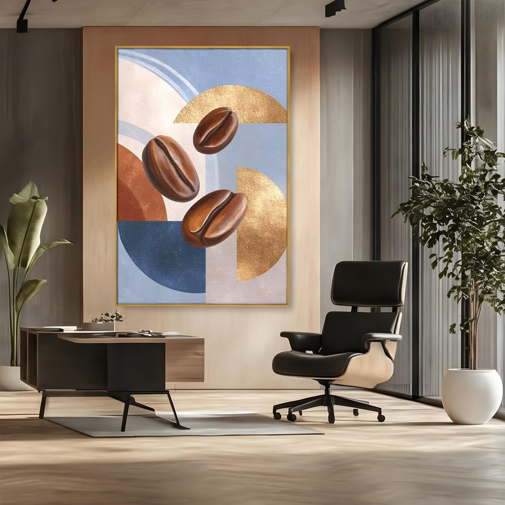 Tablou canvas cu tablou canvas cu boabe de cafea, in rama de aluminiu auriu, pe perete intr-un birou